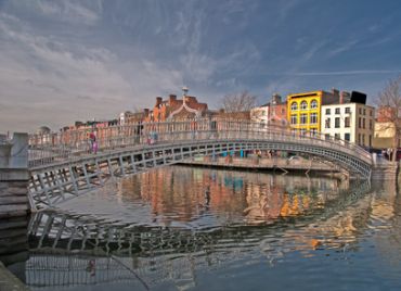 Straßenzug mit Brücke und Kanal in Dublin, Irland