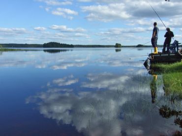 Angler an einem See in Schweden