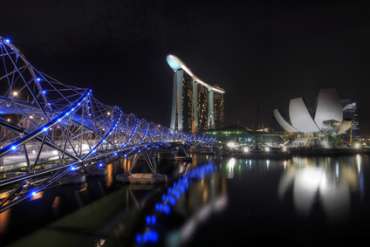 Singapur Skyline mit Helix-Brücke bei Nacht